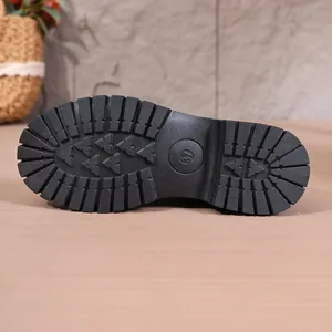 Primer plano de la suela negra dentada duradera de las botas Martin con talla 37