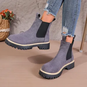Detalle de los botines Chelsea de ante gris con suela de goma con plataforma gruesa