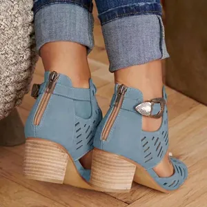 Vue détaillée de sandales bleues à talons épais avec fermeture éclair et découpes