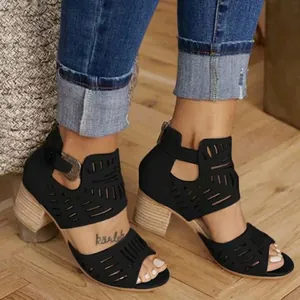 Vue détaillée de sandales noires à talons épais avec motifs découpés au laser et bout ouvert