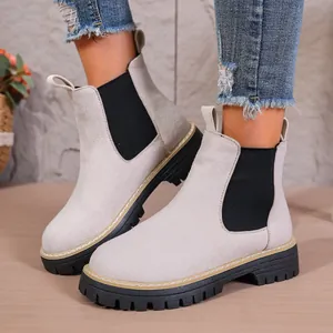 Botas Chelsea modernas de ante beige para mujer con suelas de plataforma negras en modelo