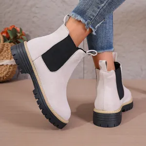 Botas Chelsea de ante beige con suela de plataforma gruesa y paneles elásticos laterales