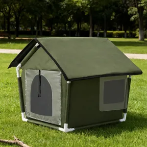 Cuccia da esterno impermeabile verde militare per cani e gatti su erba verde lussureggiante