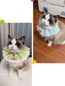 Simpatici bavaglini a quadri per gatti con bordo in pizzo e ciliegie lavorate a maglia in due colori