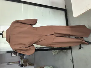 Détail vue arrière d'un ensemble blazer à manches courtes et pantalon marron sur mannequin