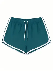Dettaglio dei pantaloncini sportivi verde acqua da donna con bordo bianco e coulisse