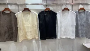 Variedad de chalecos de punto calados con cuello en V en varios colores para el verano.