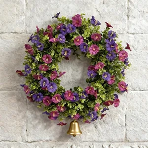 Corona artificial de primavera con campanillas moradas rosas y campana dorada