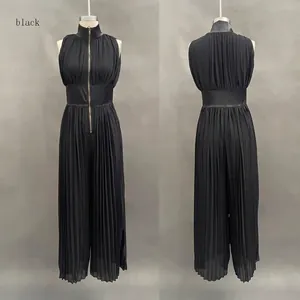 Vorder- und Rückansicht eines eleganten schwarzen ärmellosen Falten-Jumpsuits für Damen