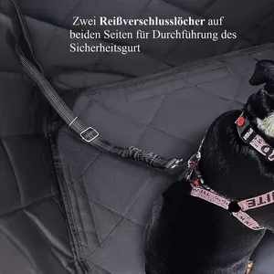 Détail de l'ouverture de la ceinture sur un tapis de voiture noir surpiqué pour chien.