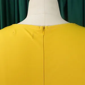 Detailansicht des verdeckten Reißverschlusses am Rücken des gelben Sommerkleides.