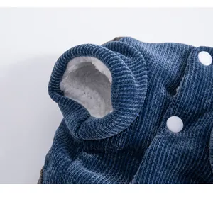 Nahaufnahme einer blauen Cord-Haustierjacke mit warmem Fleece-Futter und Druckknöpfen