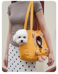 Détail du sac de transport jaune pour animaux avec motif ours et trou pour la tête