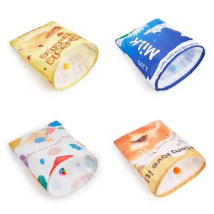 Vier interaktive Katzentunnel-Taschen aus Raschelpapier mit Food-Mustern und Spielbällen