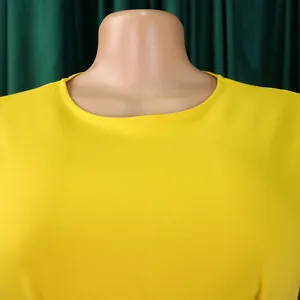 Detailansicht des eleganten runden Ausschnitts und der Stofftextur dieses gelben Bleistiftkleids