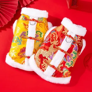 Traditionelle chinesische festliche Haustier-Tang-Anzug in Rot und Gelb mit Pelzbesatz.