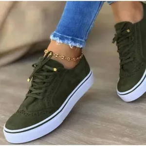 Gros plan sur des chaussures brogue en daim vert armée avec une semelle blanche
