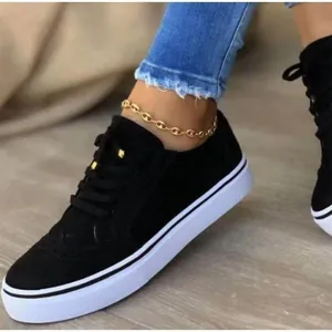 Gros plan sur des chaussures décontractées brogue noires à lacets et semelles compensées