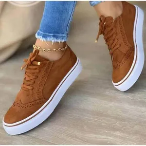 Vue détaillée de chaussures Brogue en daim marron avec lacets et semelle compensée blanche