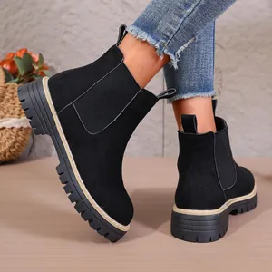 Vista detallada de botines Chelsea para mujer en gamuza negra mate con suela de plataforma