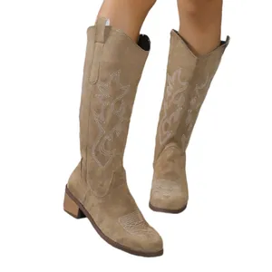 Élégantes bottes de cow-boy en daim marron avec broderies blanches et talons carrés