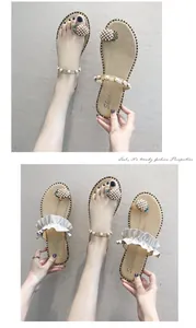 Detailansicht der perlenbesetzten Ananas-Sandalen mit Zehenring und Rüschenriemen