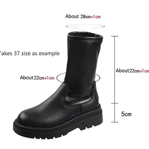 Botas altas elásticas negras tipo caballero con suela gruesa y medidas detalladas.