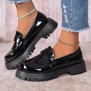 Μαύρα λουστρίνι μοκασίνια με χοντρή σόλα και λεπτομέρεια με σχέδιο κροκόδειλου