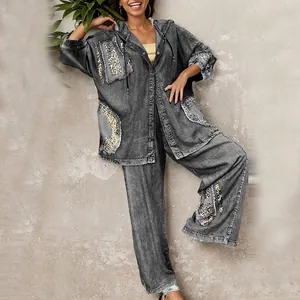 Vue détaillée de l'ensemble deux pièces en denim gris pour femme avec imprimé léopard