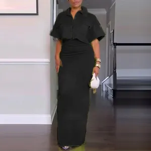 Detalle del conjunto negro de dos piezas para mujer con top corto y falda larga.