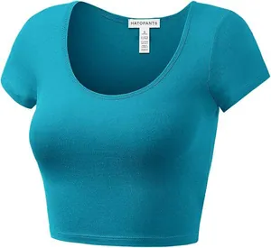Gedetailleerd macrozicht van een blauwgroene katoenen crop top met fijne gebreide textuur