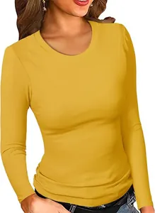 Primo piano della t-shirt a maniche lunghe a costine gialla senape da donna slim fit.