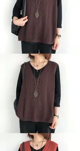 Dettaglio del gilet in maglia retrò con scollo a V e intricati motivi geometrici traforati