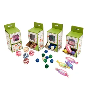 Vista dettagliata delle confezioni regalo per gatti con palline di sisal e giochi