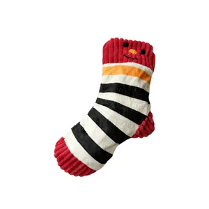 Jouet chaussette en peluche pour chiens avec rayures noires et blanches et revers rouge