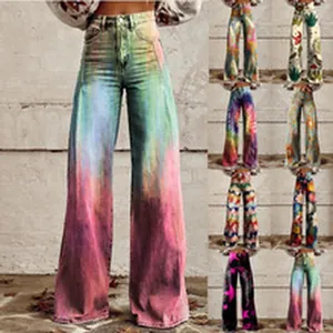 Deze damesjeans met hoge taille en wijde pijpen heeft levendige tie-dye kleurverlopen