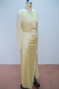 Elegantes ärmelloses Satin-Maxikleid mit weißem Spitzenbesatz und Seitenschlitz