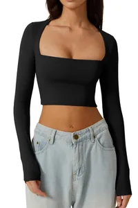 Vue détaillée d'un crop top noir à manches longues, col carré et coupe ajustée