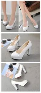 Vue détaillée des escarpins à plateforme en cuir verni blanc avec talons hauts et bout rond