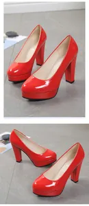 Vue détaillée des escarpins à plateforme en cuir verni rouge avec talons hauts carrés.