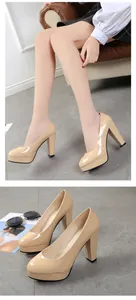 Détail latéral de d'escarpins à plateforme en cuir verni nude avec talons hauts carrés.
