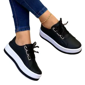 Zwarte dames sneakers met platform en dikke witte zool voor dagelijks gebruik.