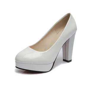Vue détaillée des escarpins à plateforme en cuir verni blanc avec de hauts talons