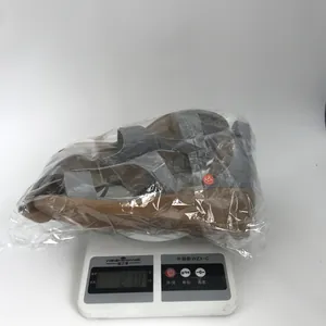 Démonstration du poids des sandales compensées grises sur une balance, 218g.