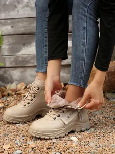 Dettaglio degli stivali invernali beige da donna con fodera calda in ecopelliccia