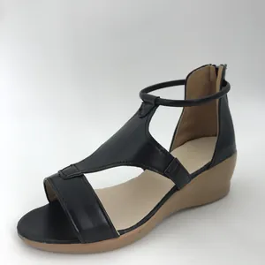 Vue détaillée de profil de sandales compensées noires rétro avec bride en T élégante.