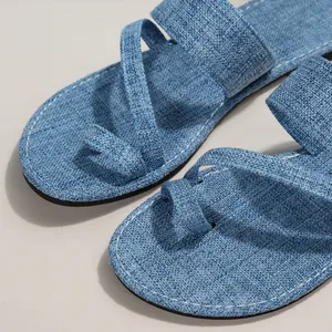 Detailansicht der blauen Stofftextur auf lässigen Damen-Sommersandalen mit Zehenring