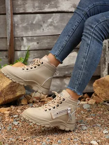 Vista laterale dettagliata di stivali invernali beige da donna con fodera in pelliccia e zip