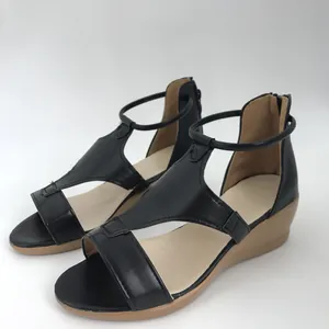 Élégantes sandales compensées noires pour femme avec bride et design vintage épuré.