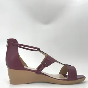 Détail du profil latéral d'une élégante sandale compensée bordeaux pour femme.